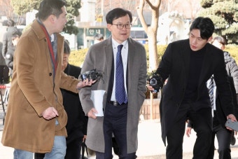 윤석열, 법정 중앙에 앉아 구속영장 심사 받아