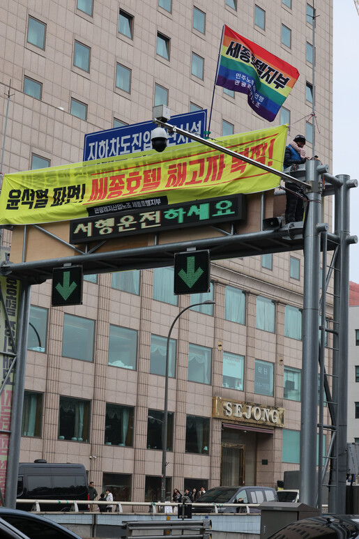김영훈 장관, 세종호텔 해고자와 대화…합의가 판결보다 중요