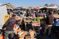 [포토] 폐허서도 내일을 꿈꾸는 웨딩드레스처럼…가자 휴전 연장 협상
