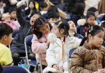“안녕! 친구야!”…개교 100주년 서울아현초등학교의 입학식 [포토]