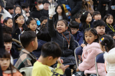 “안녕! 친구야!”…개교 100주년 서울아현초등학교의 입학식 [포토]