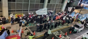 “당신은 혼자가 아니야” 명동 세종호텔 앞에 뜬 ‘말벌 동지’