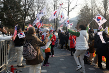 무죄 석방 아닌데…윤석열 지지자들 ‘축제 분위기’ [포토]