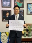 이 붉디붉은 제주4·3 동백 배지가 품은 것…“추모와 생명의 꽃”