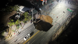명일동 대형 싱크홀에 빠진 오토바이 실종자…안엔 토사·물 2천톤