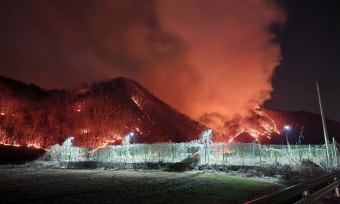 울주 언양 산불 한숨 돌렸지만…꺼져가던 온양 산불 불씨 되살아나