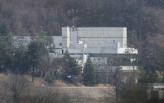 파면 윤석열, 안 나가고 ‘관저 정치’…“전 대통령 아니라 집단 보스”