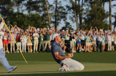 울먹인 매킬로이, 연장 넘어 마스터스 제패…커리어 그랜드슬램 완성