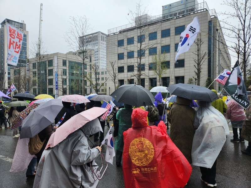 윤석열 전 대통령 재구속에 지지자들 욕설과 울음소리로 망연자실 현장