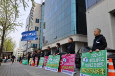 블랙핑크·뉴진스 컬러렌즈 뒤 “노동자 눈물”…지오메디칼 노조 상경투쟁