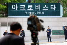 검찰, ‘김건희 수행’ 행정관 집도 압수수색…코바나 출신 2명