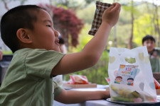 ‘다름을 안아주며’… 두 어린이집의 특별한 어린이날 소풍