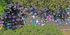 땅이 도화지 되고 꼬마가 화가가 되는…마음껏 그리고 무럭무럭 자라라