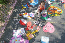 땅이 도화지 되고 꼬마가 화가가 되는…마음껏 그리고 무럭무럭 자라라