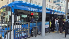 “할망들 난리 났져” “버스 제때 와서 좋아”…제주 ‘섬식정류장’ 엇갈린 반응
