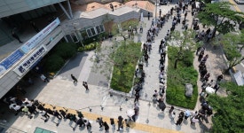 [포토] “사전투표 1시간 줄섰어요”…첫날부터 역대 최고 투표율