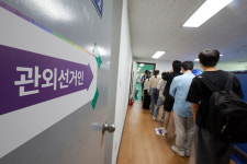 [사설] 평일에도 역대급 사전투표 열기, 선관위 투·개표 관리 빈틈없어야