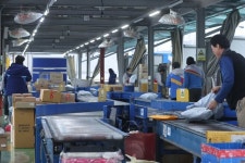 ‘주7일 배송’ 해도 고민, 안 해도 고민…쿠팡 쫓기 딜레마