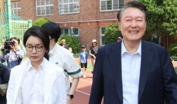 투표장 벗어나던 침묵의 윤석열, 이 질문에 ‘헛웃음’ 터뜨렸다