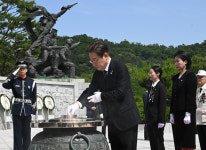 이 대통령 현충일 추념사, ‘북한’ 빼고 ‘평화’ 채웠다