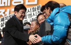 이 대통령 “남들은 고교 동창, 난 시계공장 동창 있다” 46년 우정