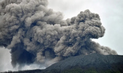 ‘불의 고리’ 인도네시아 화산 또 분화…화산재 10㎞ 치솟아