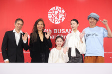 쩌우스칭X션 베이커의 ‘왼손잡이 소녀’…“자기 자신이 될 수 없는 순간에 대한 영화”