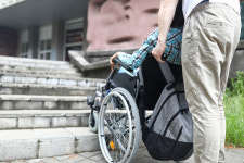 주택 출입구에 경사로 미설치…법원 “건설사 시공 하자 맞다”