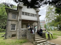 펭귄, 버려진 마을을 20만명 찾는 핫플로 만들다