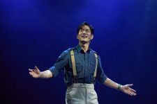 역사의 앞과 뒤, 두 실존인물 다룬 뮤지컬 ‘비하인드 더 문’과 ‘에비타’