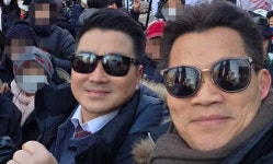김현태, 파면 뒤 전한길과 ‘포즈’…민주 “군 모욕, 갈 곳은 심판대뿐”
