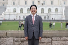 방미일정 늘린 장동혁 ‘싱글벙글 인증샷’…“상주가 노래방 간 듯”