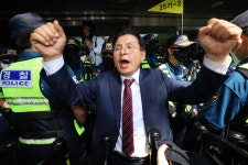 [포토] “지금부터 제대로 싸울 것”…장동혁·황교안 송파 개표소 진입 시도