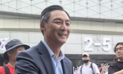 ‘개표소 시위’ 찾은 모스 탄 “부정선거 배후에 중국” 황당 주장