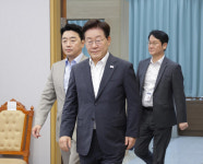 이 대통령 지지율, 임기 첫 ‘데드 크로스’…부정 46% 긍정 44% [갤럽]