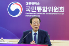 이석연 통합위원장, 이 대통령에 탈당 공식 건의…박지원 “자다가 봉창”
