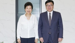 국힘 연찬회 가는 박근혜…유영하 “단합 구심점 역할, 국민이 원해”