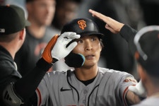 이정후, 10호포…MLB 진출 3년 만에 첫 한 시즌  두 자릿수 홈런
