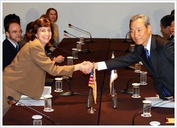 한미 무역합의, 관세율 인하와 투자 약속으로 성사.