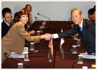 한미 무역합의, 관세율 인하와 투자 약속으로 성사.