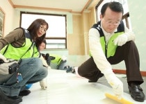 남중수 KT 사장, 아동센터 공부방 도배봉사