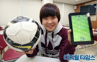 여자축구선수 지소연, 갤럭시탭 매력에 `흠뻑`