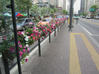 구로구, 도로변에 걸이화분 설치