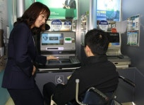우리은행, `휠체어ATM` 운영
