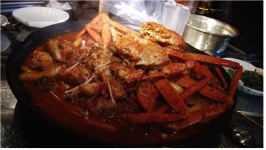 생닭과 홍게의 조화 `이색 맛집`