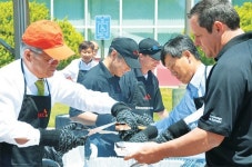 최신원 SKC 회장, 해외서도 `BBQ 소통`