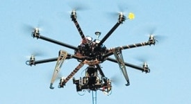 DSLR `놀라운 변신`...무인헬기에 달고서