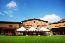 퍼스트빌리지, 노스페이스 매장 신규 오픈하고`아웃도어 초특가전`