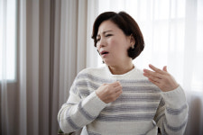 쌀쌀한 가을바람에도 멈추지 않는 땀, 다한증 치료 필수
