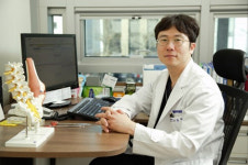 하루종일 `톡톡` 퇴행성 목 디스크 빨라진다